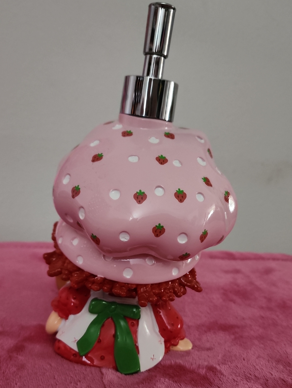 NWT 🍓✨️Strawberry Shortcake Ceramic Soap/ Lotion Dispenser / Xlarge/ Adorable - Picture 3 of 6